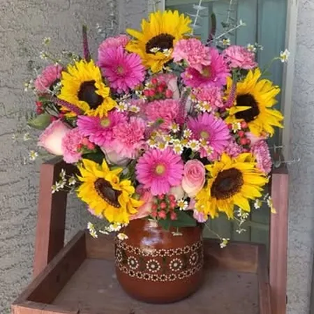 Seramik vazoda ayçiçeği ve pembe gerbera aranjmanı