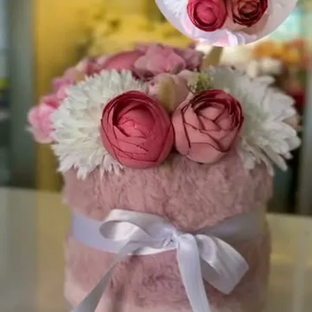 Pembe peluş kutuda şakayık gül aranjmanı, beyaz kurdele
