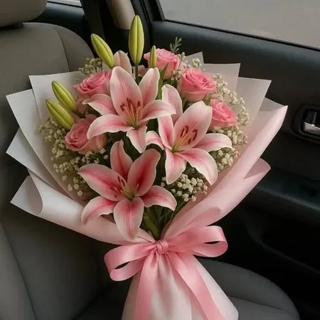 Pembe lilyum ve cipsofilya buketi, pudra pembe sargı